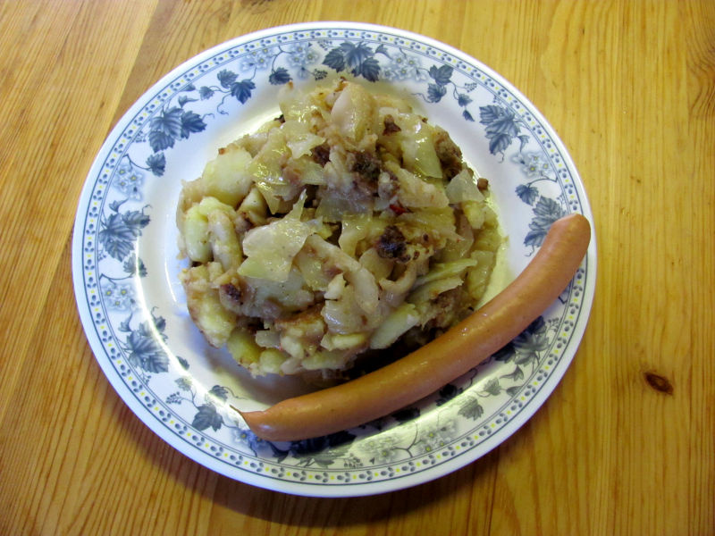 Bratkartoffel,Weißkohl mit Würstchen