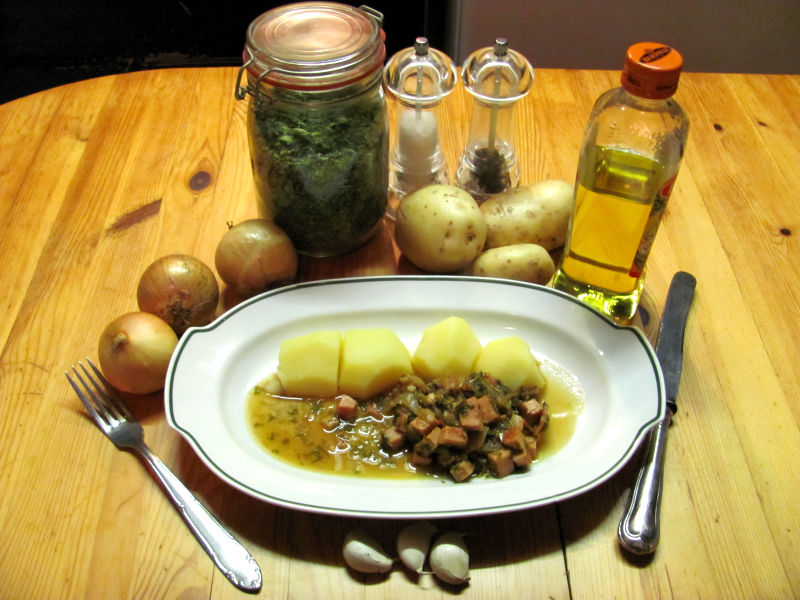 Wurstsalat mit Kartoffeln und Petersilie-Schnittlauchsoße
