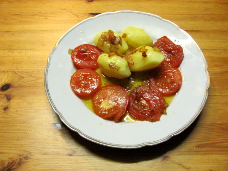 Kartoffeln mit Tomaten-Zwiebeln in Olivenölsoße › Garten Kochbuch